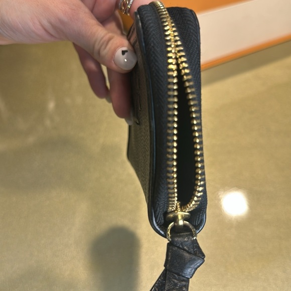 Tory Burch Wallet 7in long, 4in tall and 1in wide. - Picture 5 of 6